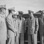 Da esquerda, dois oficiais americanos, Ten.Cel. José de Souza Prata, Major José Vicente Faria Lima, Maj. Nero Moura e civil não identificado.
 Foto: Arquivo Nacional.

