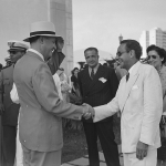 O Ministro da Aeronáutica, Dr. Joaquim Pedro Salgado Filho, cumprimenta civil não identificado.
 Foto: Arquivo Nacional.
