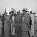 O Aspirante Jorge da Silva Prado cumprimenta o Ministro da Aeronáutica, Dr. Joaquim Pedro Salgado Filho. Ao fundo, entre eles, o então Ten. Theobaldo Antonio Kopp.
 Foto: Arquivo Nacional.

