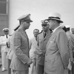 O Ministro da Aeronáutica, Dr. Joaquim Pedro Salgado Filho, e o Ten. Cel. Nero Moura conversam com um oficial americano antes do embarque.
 Foto: Arquivo Nacional.
