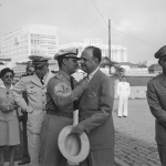 Cap. Joel Miranda despede-se do Ministro da Aeronáutica, Dr. Joaquim Pedro Salgado Filho.
 Foto: Arquivo Nacional.
