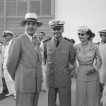 O Ministro da Aeronáutica, Dr. Joaquim Pedro Salgado Filho e o Ten. Cel. Nero Moura, ladeado por sua esposa, Sra. Marieta Fabrício Moura.
 Foto: Arquivo Nacional.
