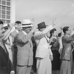 O Ministro da Aeronáutica, Dr. Joaquim Pedro Salgado Filho e demais presentes despedem-se dos Homens-Chaves a caminho da Flórida.
 Foto: Arquivo Nacional.
