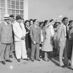 O Ministro da Aeronáutica, Dr. Joaquim Pedro Salgado Filho e demais presentes despedem-se dos Homens-Chaves a caminho da Flórida.
 Foto: Arquivo Nacional.

