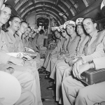 Oficiais e graduados embarcados no Lockheed C-60 da USAAF que os levaria para Natal.
 Foto: Arquivo Nacional.
