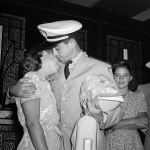 O Ten. Rui Moreira Lima despede-se de sua esposa, Dona Julinha. À direita, irmãos do Ten. Rui.
Foto: Arquivo Nacional.
