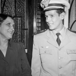 O Ten, José Rebelo Meira de Vasconcelos e sua mãe, Sra. Angelica Rebello Meira de Vasconcelos, durante o embarque para o Panamá. Seria a última vez que o Ten. Meira a veria, já que, infelizmente, ela faleceria enquanto ele se encontrava fora do país.  
Foto: Arquivo Nacional.