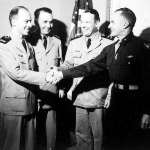 Da esquerda, Oswaldo Pamplona, Nero Moura, Ten.Cel.Av. Martinho Cândido dos Santos e o Gen. Hume Peabody, Oficial Comandante do AAFTC.
Foto: via Carlos Lorch / Action Editora.