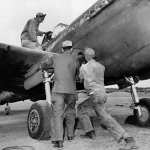 Mecânicos em treinamento com um dos P-40N do 1166th School Squadron.
Foto: via Carlos Lorch / Action Editora.