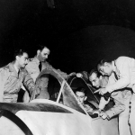 Simulador de voo. Da esquerda: Neiva, Nero Moura, Fortunato, Miranda Correa e Lagares.
Foto: Museu Aeroespacial.
