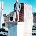 Pompéia - Cap. John Buyers sobre a base na qual ficava a estátua de Marcus Holconius Rufus, hoje preservada no Museu Arqueológico de Nápoles.
Foto: John W. Buyers